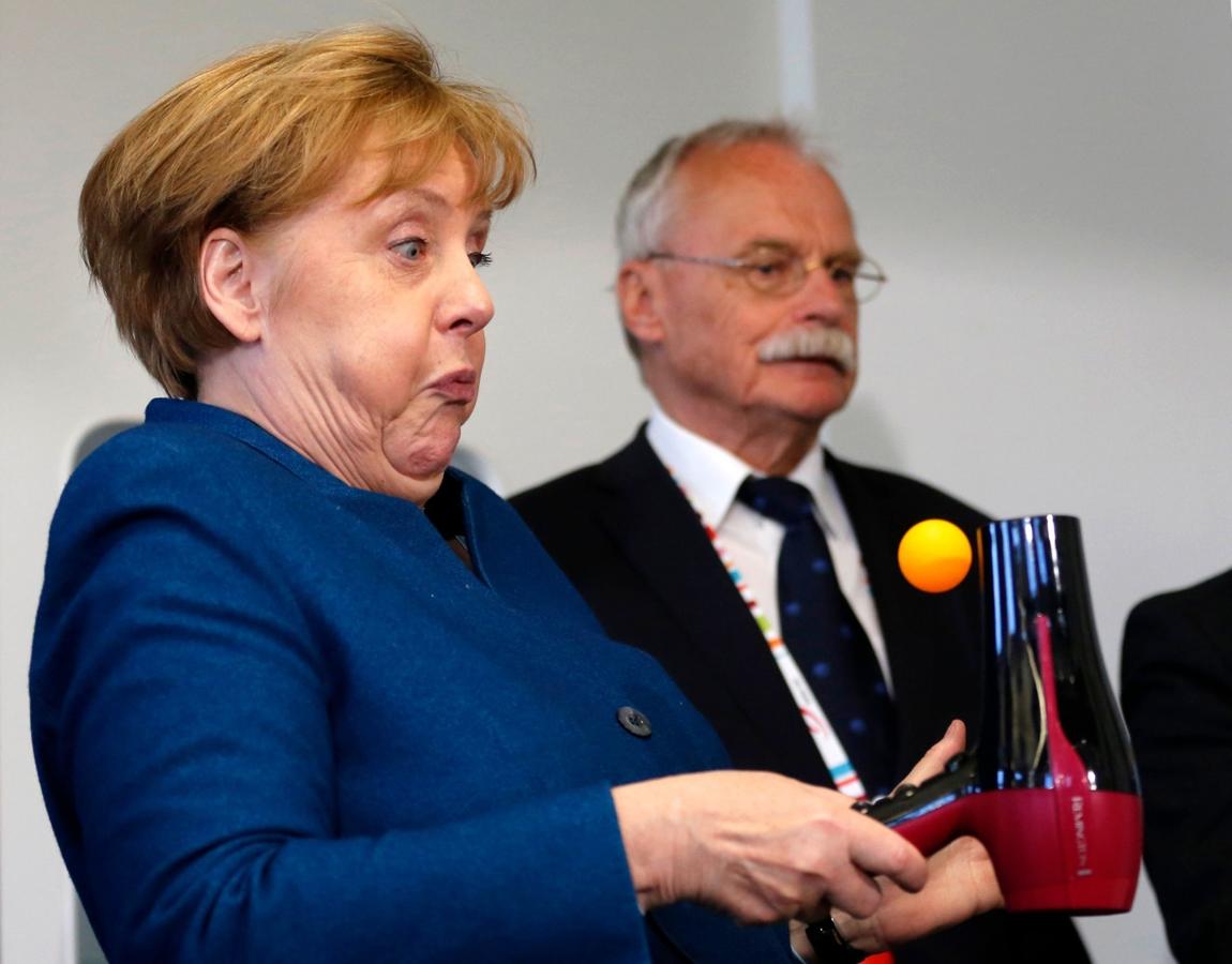 La canciller alemana, Angela Merkel, participa en un experimento durante su visita a la Junior Universityen Wuppertal, Alemania 