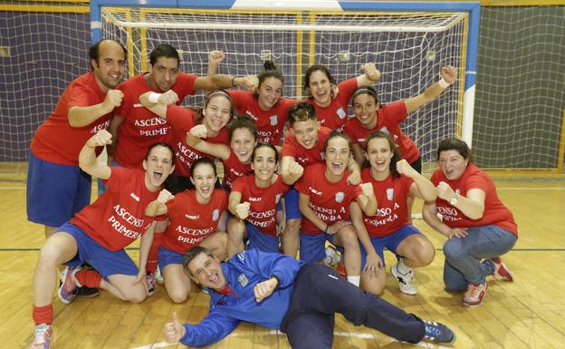 La plantilla y cuerpo técnico del Bilbo Fútbol Sala, preparadas para afrontar el reto del asalto a la máxima categoría.