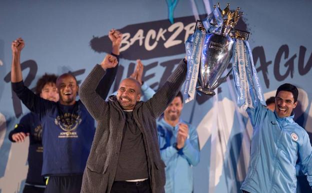 Pep Guardiola y Mikel Arteta, cxon el trofeo. 