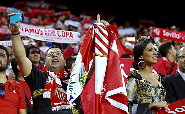 Aficionados del Sevilla en su estadio en un partido contra el Athletic. 