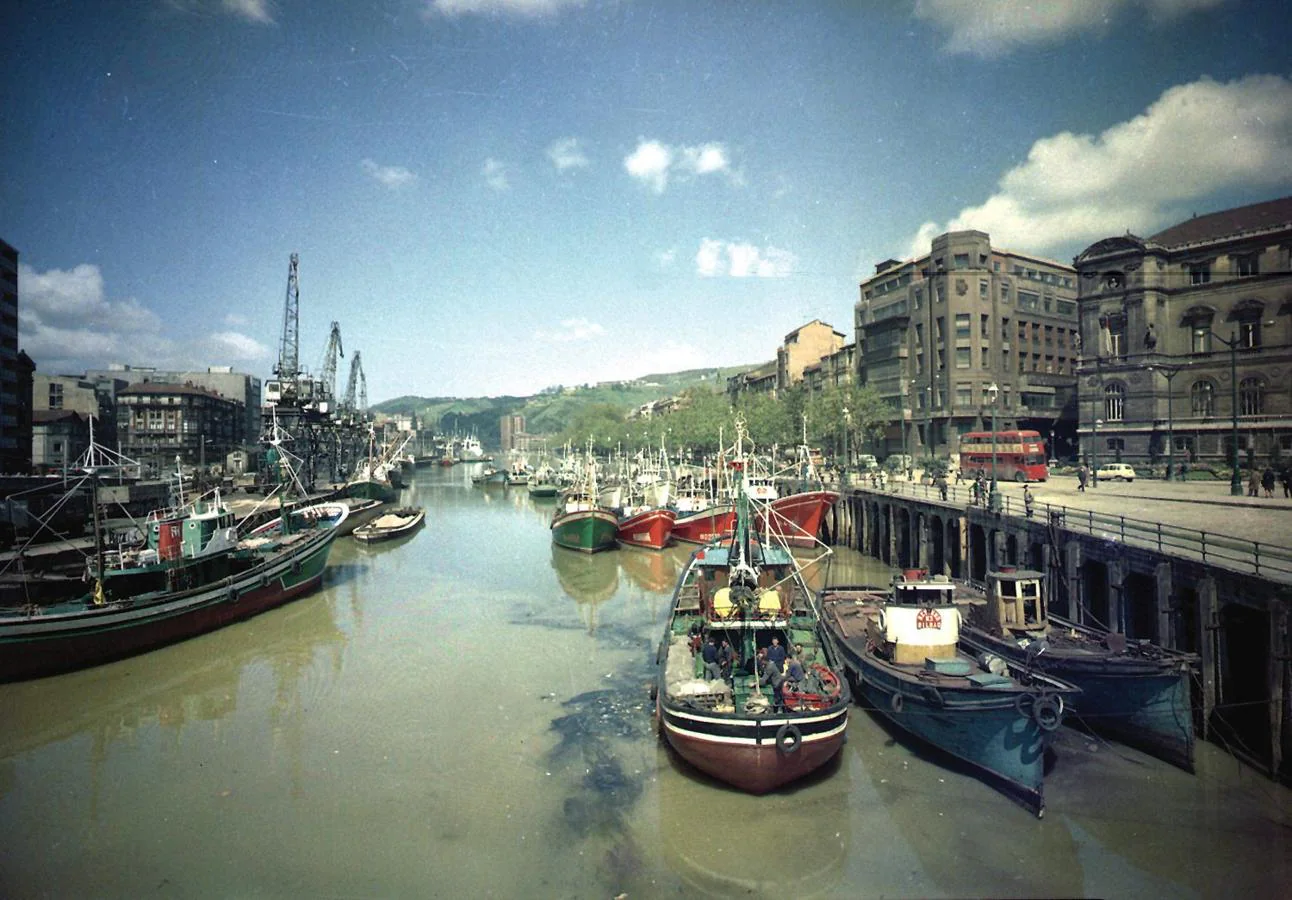 Barcos en la Ria de Bilbao, a la altura del ayuntamiento, en una imagen de 1965