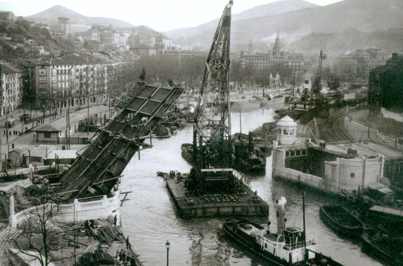 Construcción del puente del Ayuntamiento de Bilbao, utilizan una grúa flotante, en el año 1936