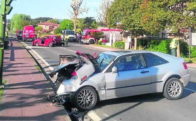 Los dos vehículos quedaron cruzados en la carretera. 112