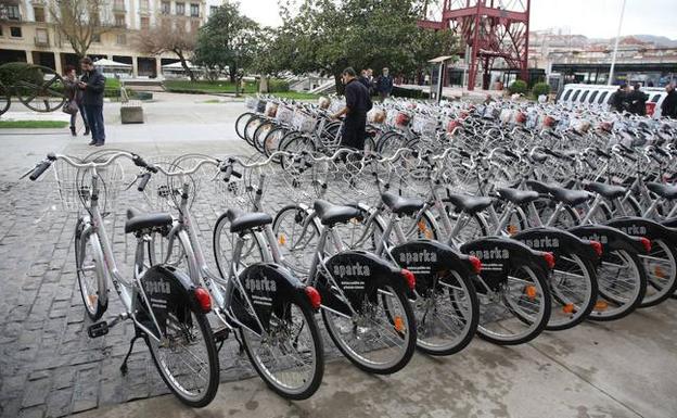 Cada vez son más los ciudadanos que se abonan al servicio de bicicletas públicas. 