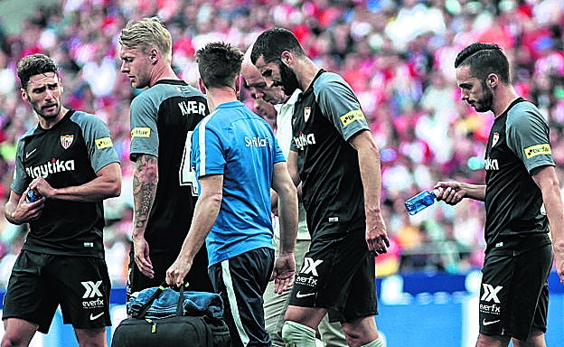 En el Wanda Metropolitano. Jugadores del Sevilla beben agua en el choque ante el Atlético.