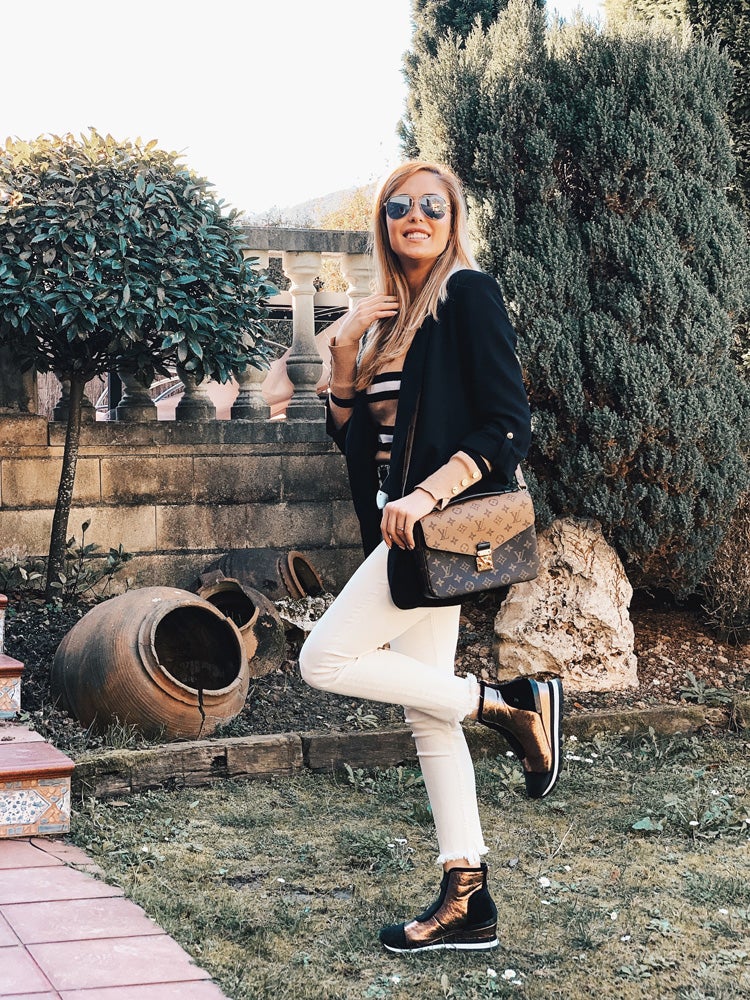 La instagramer Innés Llach nos da las claves para lucir las zapatillas deportivas con mucho estilo