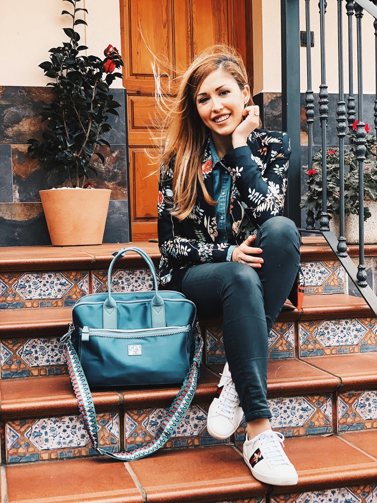 La instagramer Innés Llach nos da las claves para lucir las zapatillas deportivas con mucho estilo