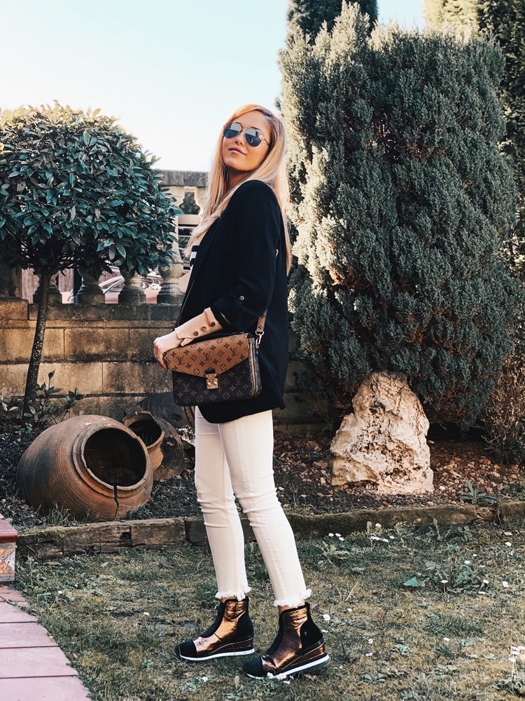 La instagramer Innés Llach nos da las claves para lucir las zapatillas deportivas con mucho estilo