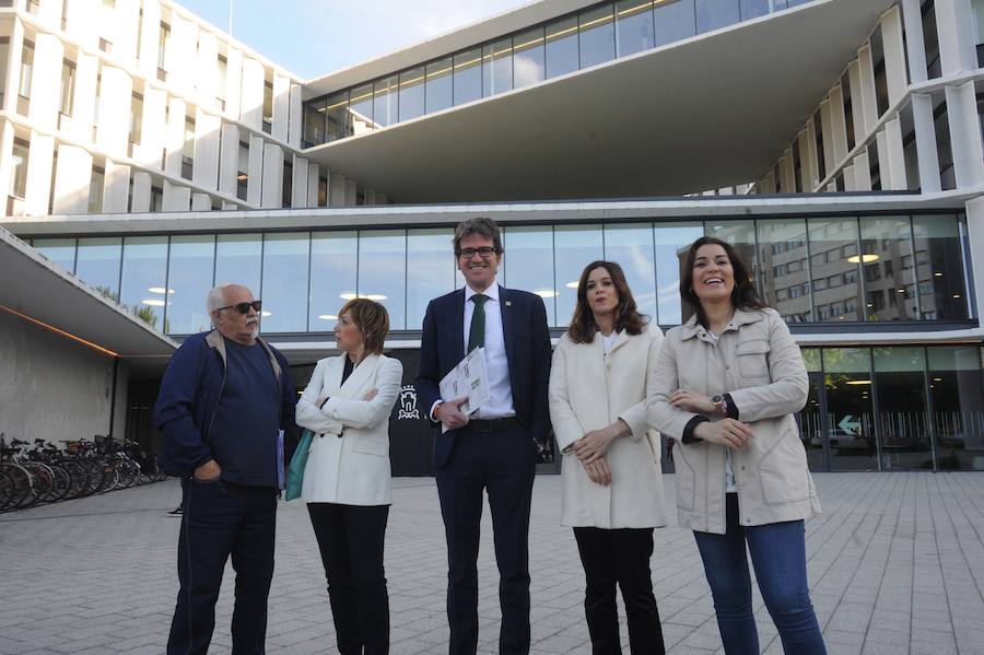 Leticia Comerón (PP), Miren Larrion (EH Bildu), el alcalde Gorka Urtaran (PNV), Maider Etxebarria (PSE) y Fernando López Castillo (Elkarrekin Podemos) en el debate retransmitido por EL CORREO