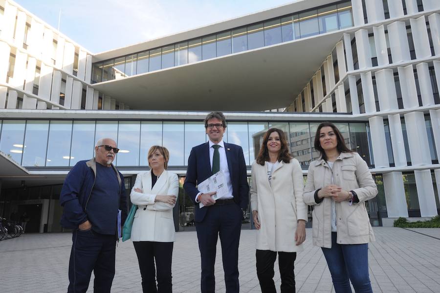 Leticia Comerón (PP), Miren Larrion (EH Bildu), el alcalde Gorka Urtaran (PNV), Maider Etxebarria (PSE) y Fernando López Castillo (Elkarrekin Podemos) en el debate retransmitido por EL CORREO