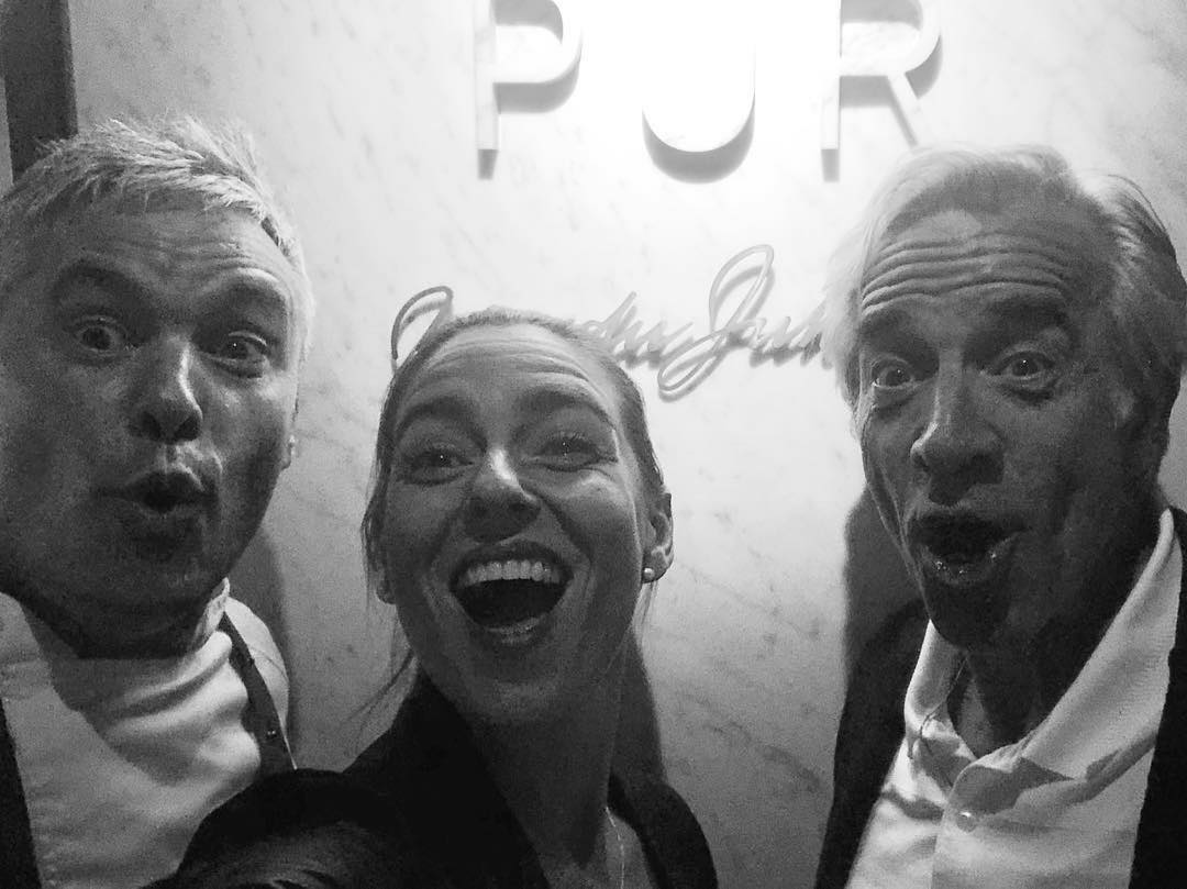 El actor ha lucido un diseño de Ion Fiz para acudir a los Premios Platino celebrados en México