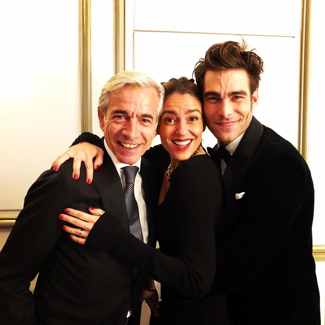 El actor ha lucido un diseño de Ion Fiz para acudir a los Premios Platino celebrados en México