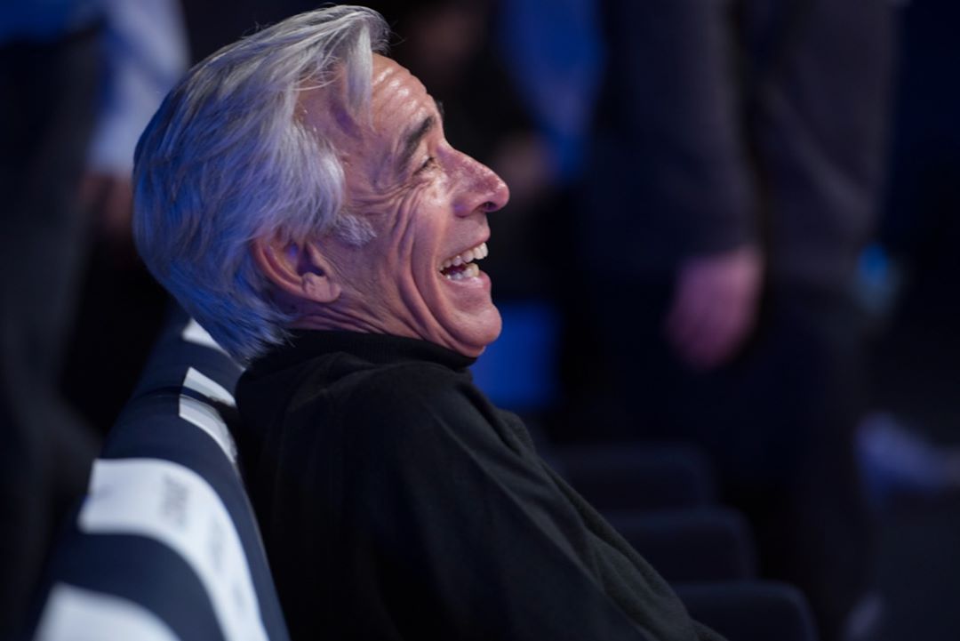 El actor ha lucido un diseño de Ion Fiz para acudir a los Premios Platino celebrados en México