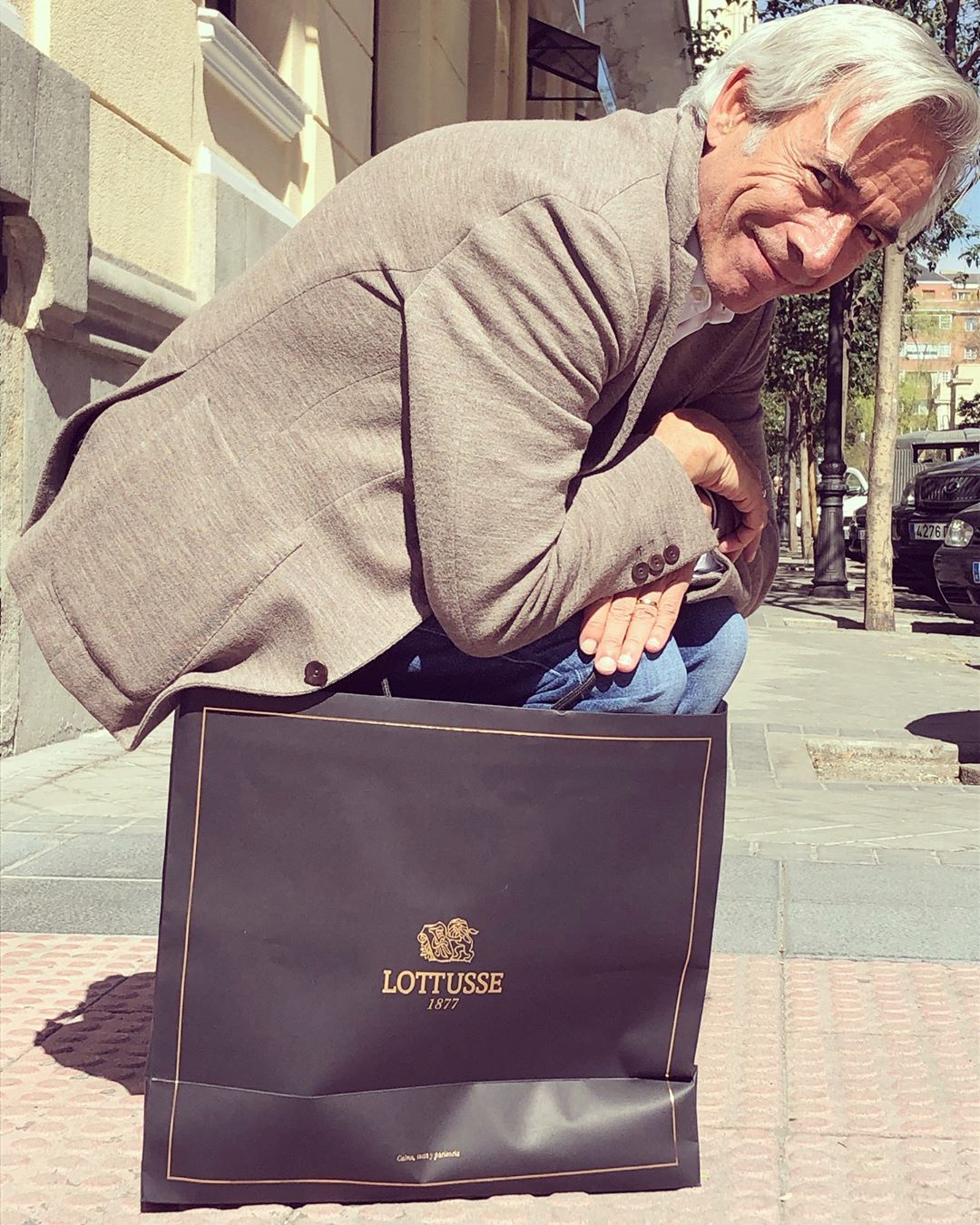 El actor ha lucido un diseño de Ion Fiz para acudir a los Premios Platino celebrados en México