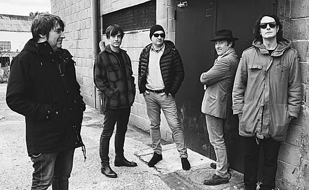 Romera (bajo), Goti (guitarra), Chus (teclas), Santi (voz y guitarra) y Gurru (batería). 