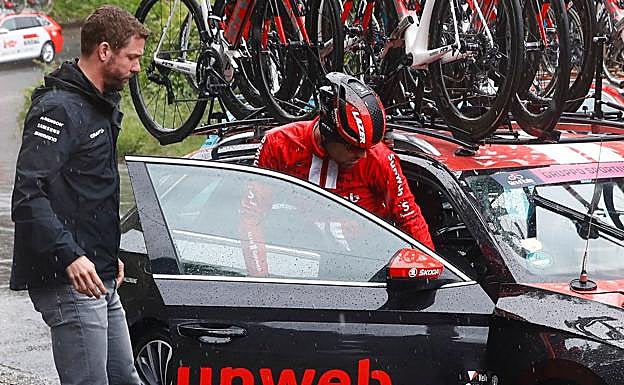 Dumoulin abandona en el inicio de la quinta etapa del Giro