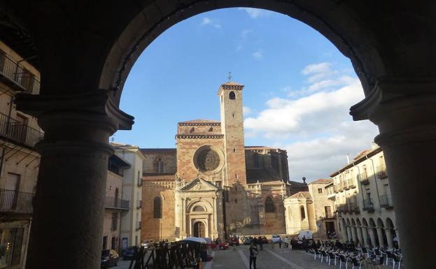 La catedral, vista desde la galería porticada de la Plaza Mayor.