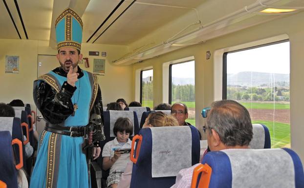 Un actor ameniza el viaje en tren hasta la ciudad.