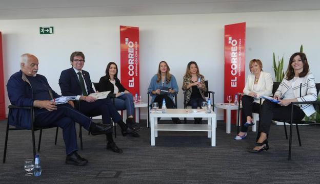 Los candidatos a la Alcaldía de Vitoria posan antes del inicio del debate electoral organizado por EL CORREO.