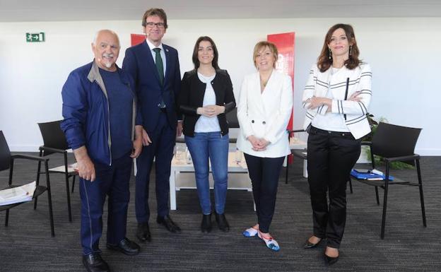 Los candidatos a la Alcaldía de Vitoria posan ante las oficinas municipales de San Martín. 