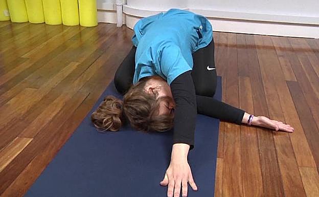 Estira tus brazos después de hacer baloncesto, balonmano o tenis