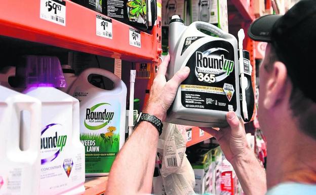 Un cliente, con un envase del herbicida Roundup en una tienda de San Rafael, California.