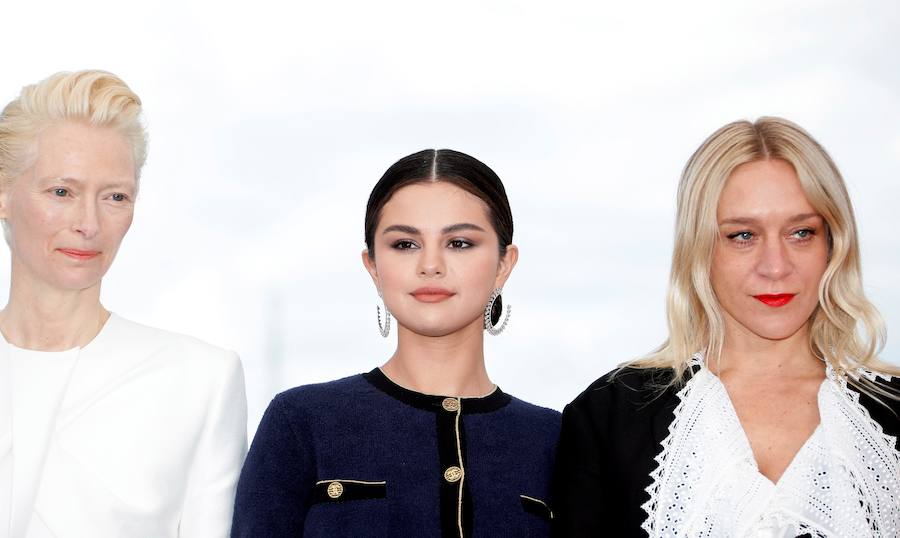 Las actrices Tilda Swinton, Selena Gomez y Chloe Sevigny posan para los fotógrafos.