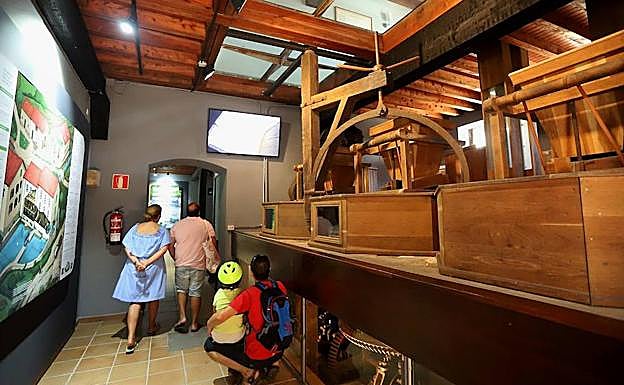 Visitantes en el centro de interpretación del molino.