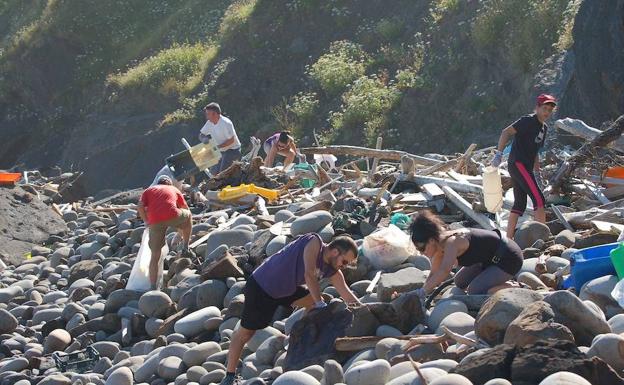 Un grupo de voluntarios retiran basura en San Juan de Gztelugatxe.