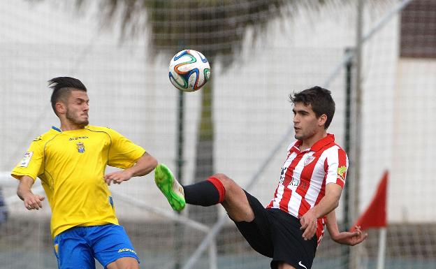 Iker Undaberreba en un partido del Bilbao Athletic ante el Las Palmas Atlético. 