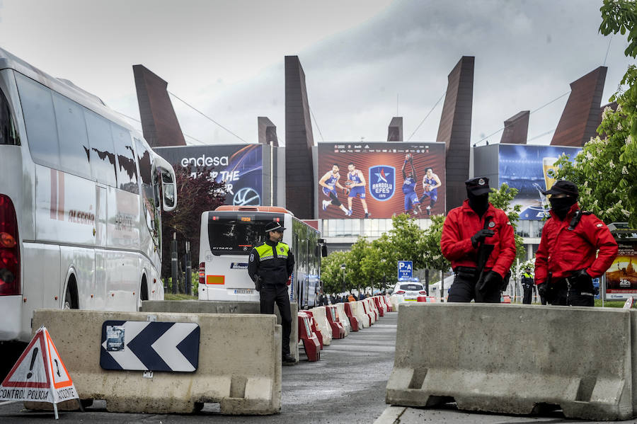 Fotos: Los exteriores del Buesa viven la fiesta del baloncesto europeo