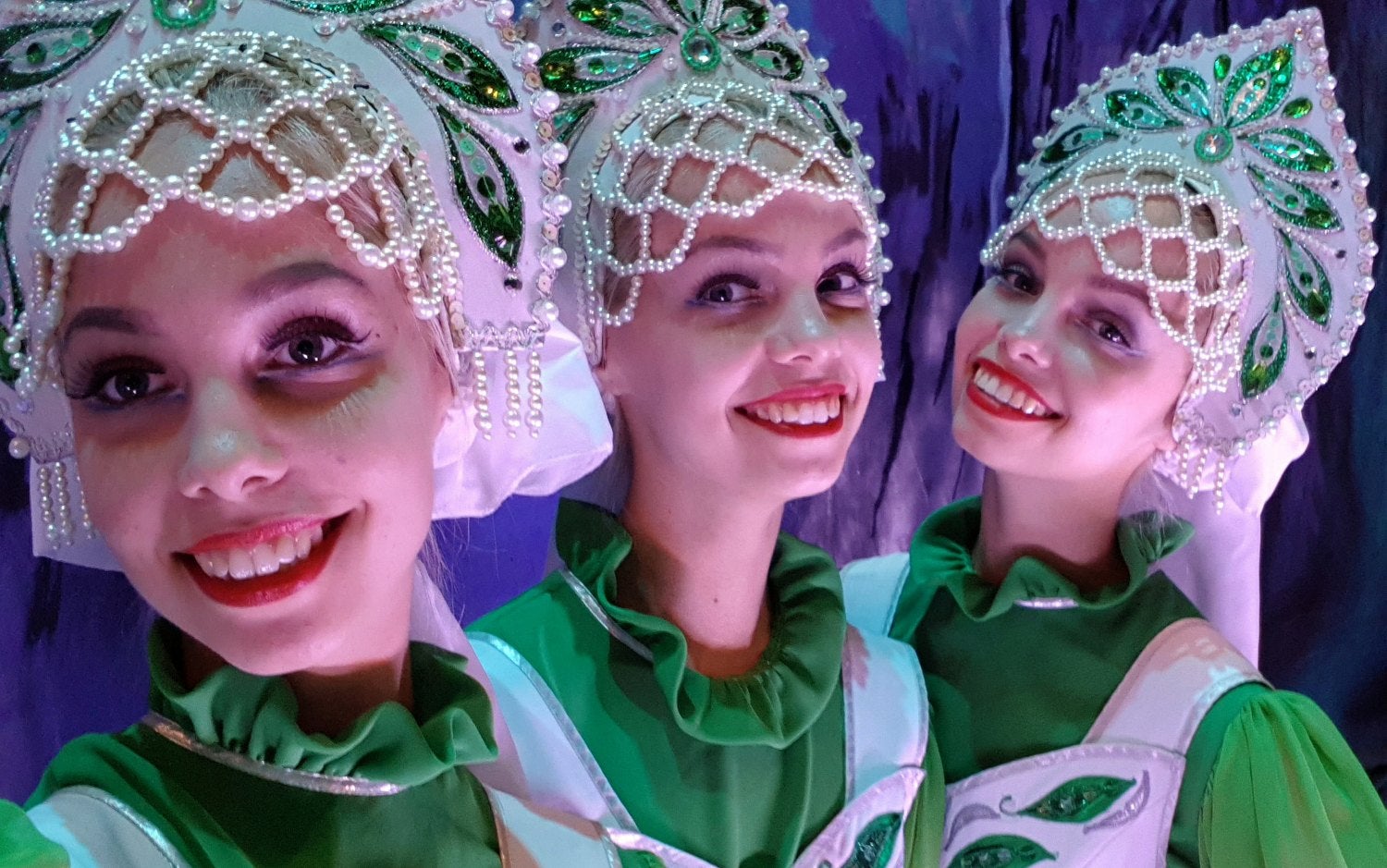 Las trillizas Natalia, Irina y Tatiana Mironenko se preparan en la facultad de danza folclórica de la escuela coreográfica de Krasnoyarsk (Siberia, Rusia), con la esperanza de unirse al reconocido grupo de danza académica estatal después de la graduación.