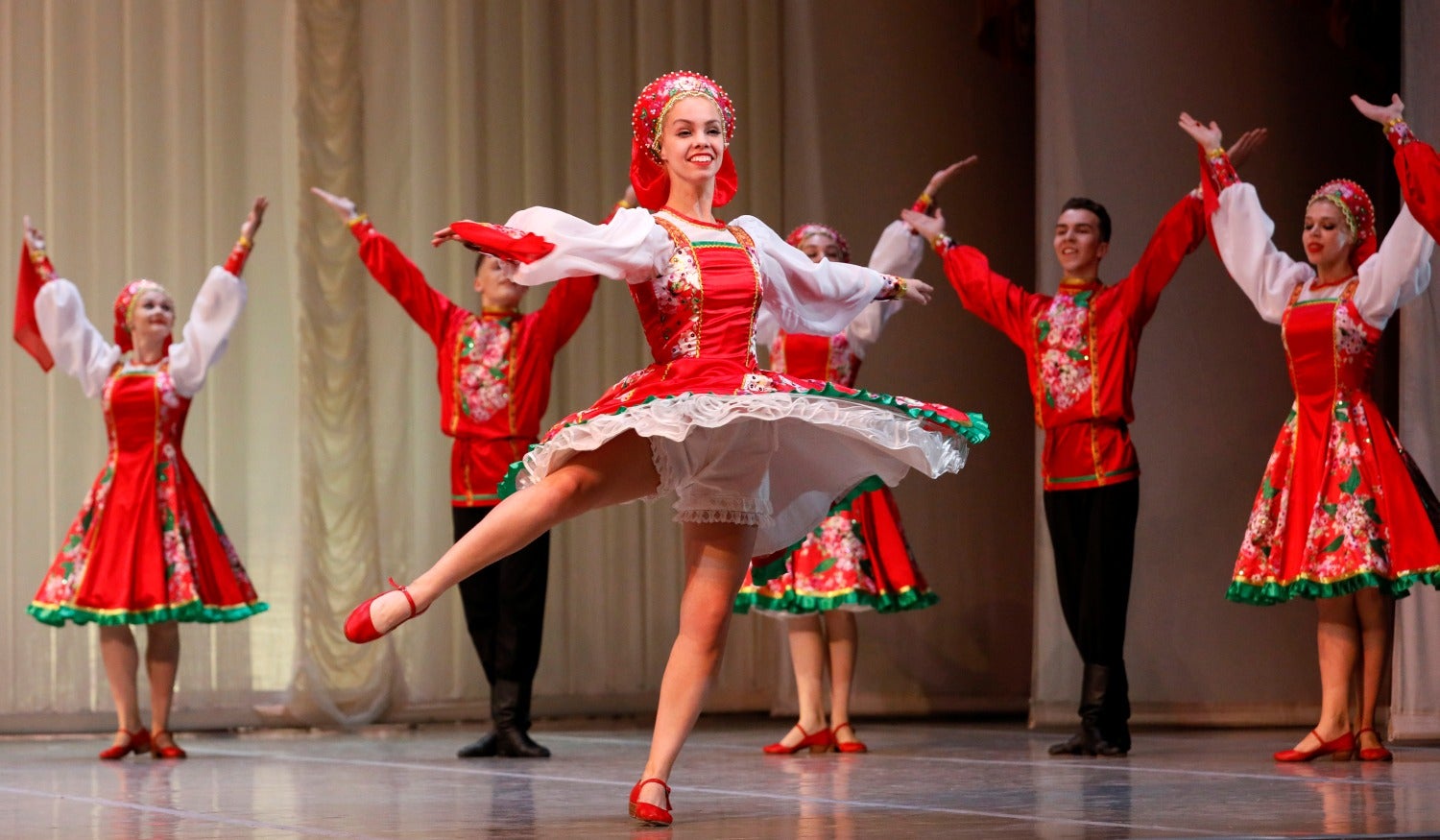 Las trillizas Natalia, Irina y Tatiana Mironenko se preparan en la facultad de danza folclórica de la escuela coreográfica de Krasnoyarsk (Siberia, Rusia), con la esperanza de unirse al reconocido grupo de danza académica estatal después de la graduación.