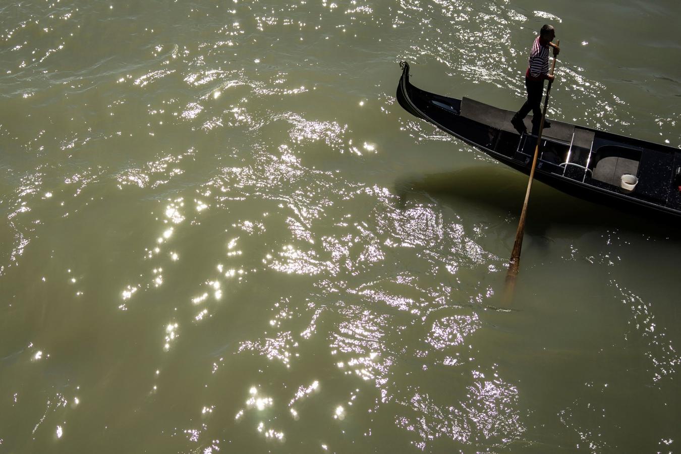 Gondolero en el Gran Canal de Venecia