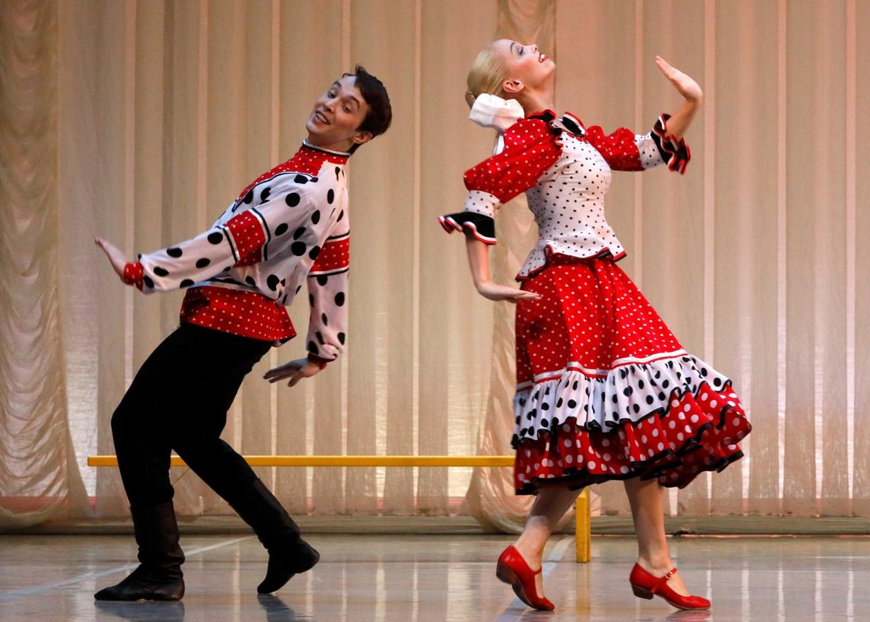 Las trillizas Natalia, Irina y Tatiana Mironenko se preparan en la facultad de danza folclórica de la escuela coreográfica de Krasnoyarsk (Siberia, Rusia), con la esperanza de unirse al reconocido grupo de danza académica estatal después de la graduación.