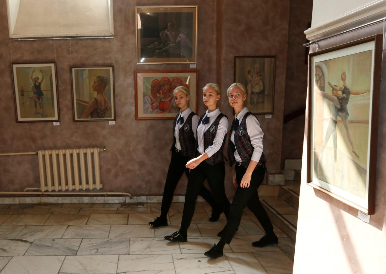 Las trillizas Natalia, Irina y Tatiana Mironenko se preparan en la facultad de danza folclórica de la escuela coreográfica de Krasnoyarsk (Siberia, Rusia), con la esperanza de unirse al reconocido grupo de danza académica estatal después de la graduación.