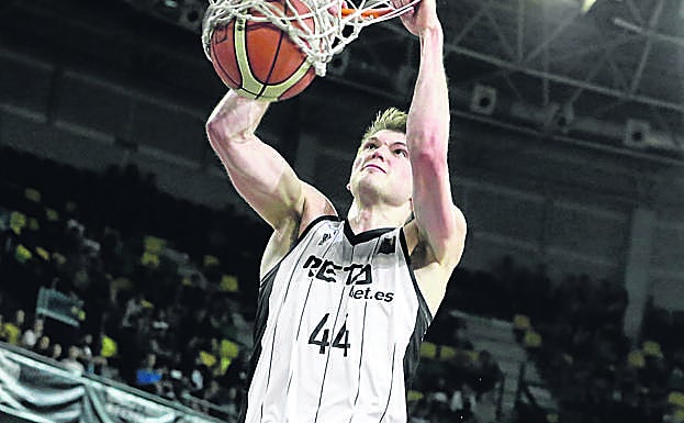 Lammers 'mata' la canasta del Palencia en el partido del domingo.