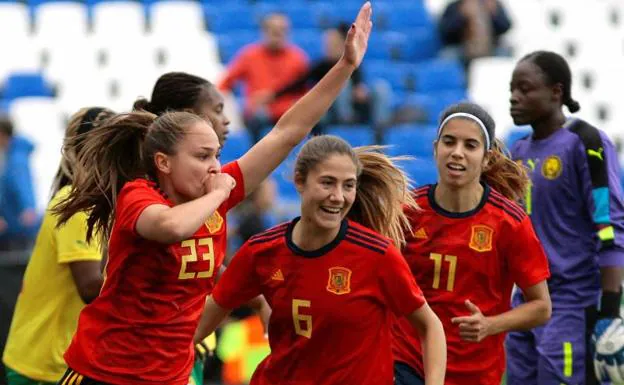 Las jugadoras de la selección española celebran uno de los goles. 