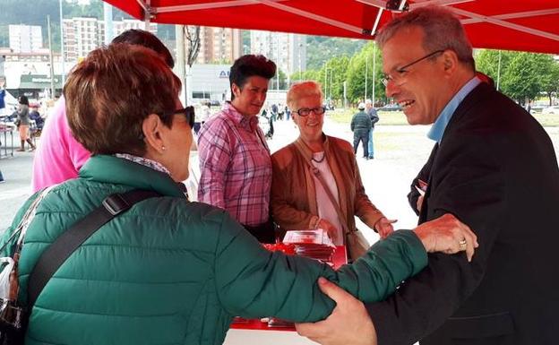 Alfredo Retortillo con los vecinos en el entorno del Megapark. 