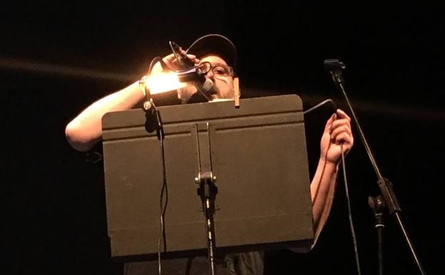 Ricardo Lezón, de McEnroe, cantando a Julio pendiente del atril.