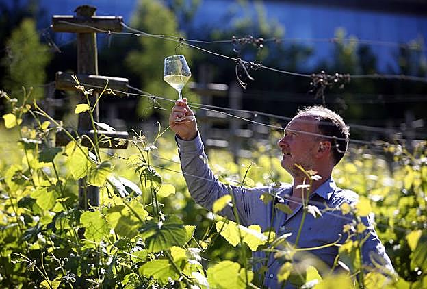 José Ramón Calvo: «Para abrir mentes hay que abrir botellas»