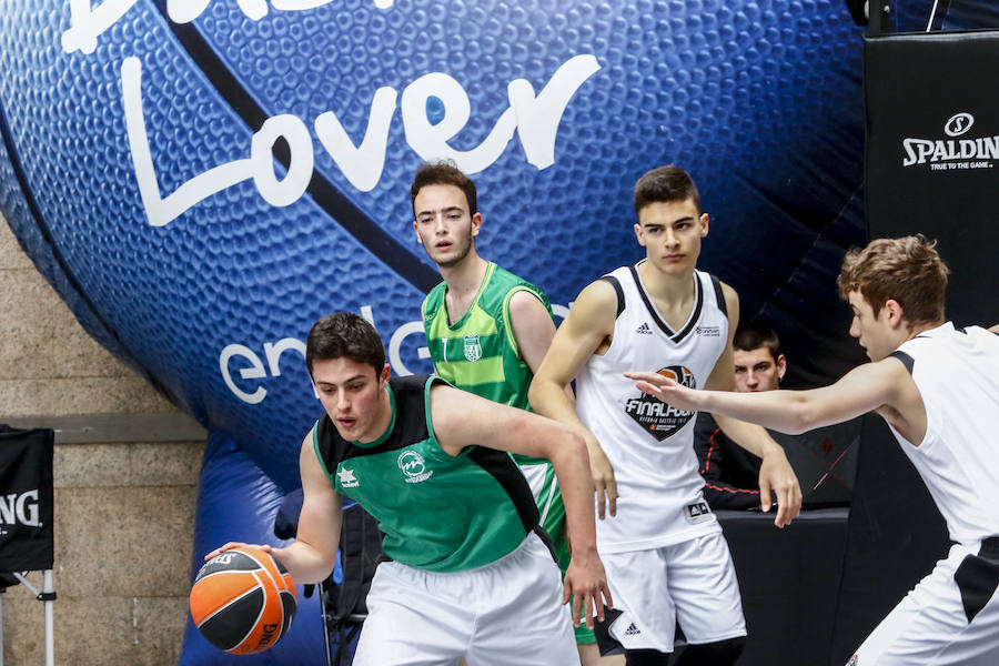 Los aficionados se dejan ver por el centro de la capital alavesa y la Fan Zone durante la segunda jornada de la Final Four 2019