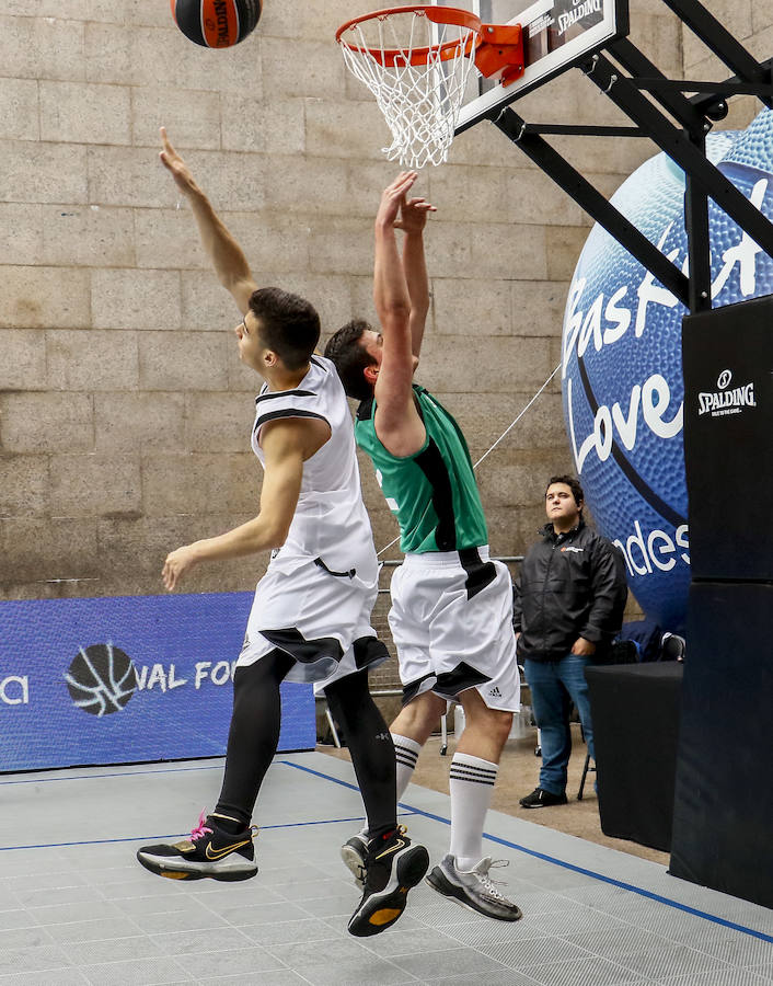 Los aficionados se dejan ver por el centro de la capital alavesa y la Fan Zone durante la segunda jornada de la Final Four 2019