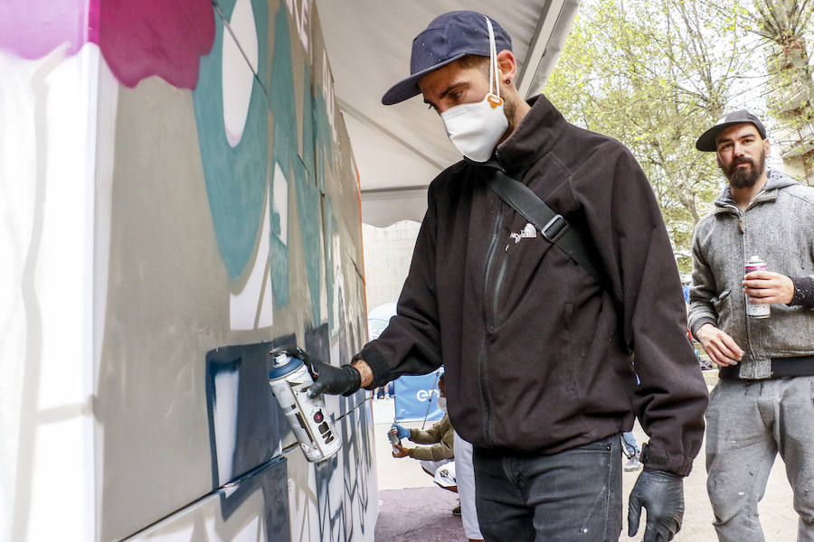 Los aficionados se dejan ver por el centro de la capital alavesa y la Fan Zone durante la segunda jornada de la Final Four 2019