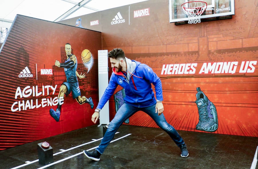 Los aficionados se dejan ver por el centro de la capital alavesa y la Fan Zone durante la segunda jornada de la Final Four 2019