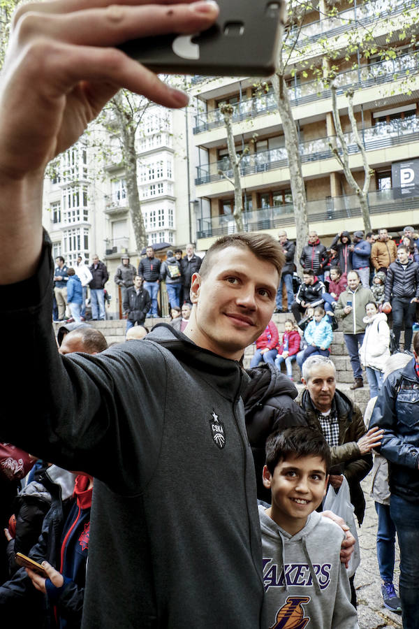 Los aficionados se dejan ver por el centro de la capital alavesa y la Fan Zone durante la segunda jornada de la Final Four 2019