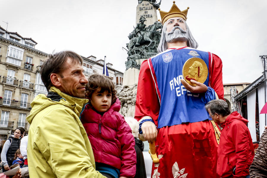 Los aficionados se dejan ver por el centro de la capital alavesa y la Fan Zone durante la segunda jornada de la Final Four 2019