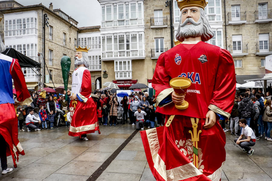 Los aficionados se dejan ver por el centro de la capital alavesa y la Fan Zone durante la segunda jornada de la Final Four 2019