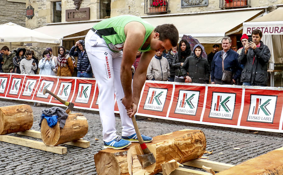 Los aficionados se dejan ver por el centro de la capital alavesa y la Fan Zone durante la segunda jornada de la Final Four 2019