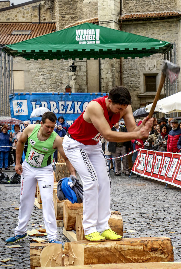 Los aficionados se dejan ver por el centro de la capital alavesa y la Fan Zone durante la segunda jornada de la Final Four 2019